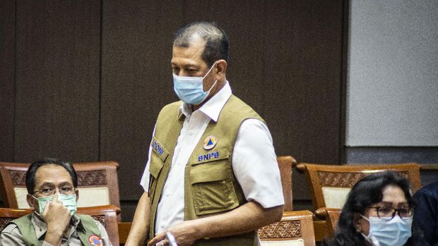 Ketua Gugus Tugas Nasional Percepatan Penanganan COVID-19 Letjen TNI Doni Monardo (kiri), Menko Perekonomian Airlangga Hartarto (kedua kanan), Menko PMK Muhadjir Effendy (kanan) dan Menkeu Sri Mulyani (kedua kiri) mengikuti rapat kabinet terbatas yang dipimpin Presiden Joko Widodo di Istana Merdeka, Jakarta, Senin (13/7/2020). Rapat tersebut membahas mengenai percepatan penanganan dampak pandemi COVID-19. ANTARA FOTO/Sigid Kurniawan/Pool/wsj.
