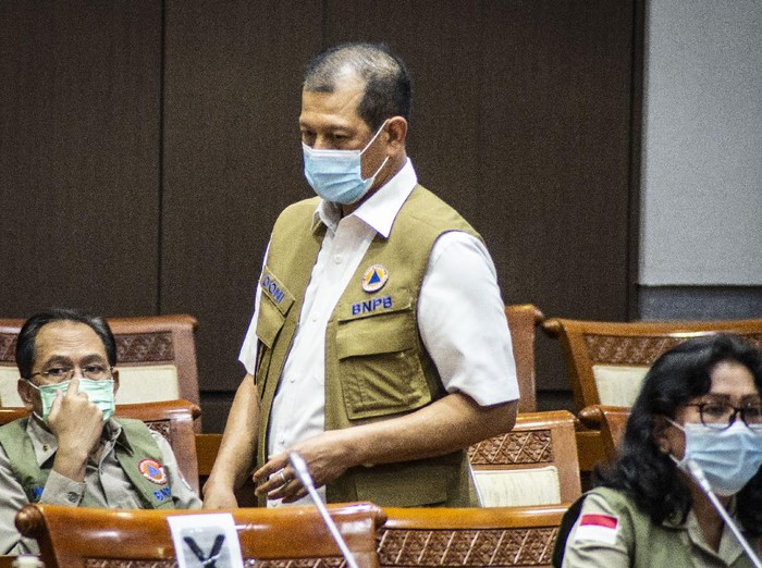 Ketua Gugus Tugas Nasional Percepatan Penanganan COVID-19 Letjen TNI Doni Monardo (kiri), Menko Perekonomian Airlangga Hartarto (kedua kanan), Menko PMK Muhadjir Effendy (kanan) dan Menkeu Sri Mulyani (kedua kiri) mengikuti rapat kabinet terbatas yang dipimpin Presiden Joko Widodo di Istana Merdeka, Jakarta, Senin (13/7/2020). Rapat tersebut membahas mengenai percepatan penanganan dampak pandemi COVID-19. ANTARA FOTO/Sigid Kurniawan/Pool/wsj.