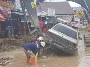 Excavator Hutama Karya Bersihkan Lumpur Banjir Bandang Luwu Utara