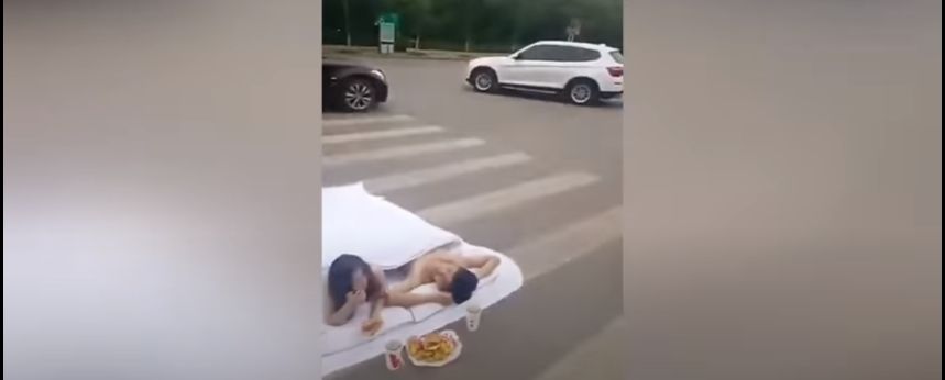 Foto di Tengah Jalan Raya
