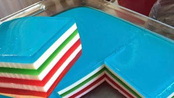 Lapisan kue warna-warni jelly. Foto: Brightside