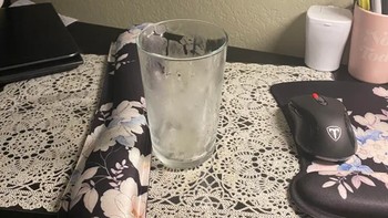 Ayahku memasukkan gelasnya ke dalam freezer dan berhasil mendapatkan cetakan es yang sempurna. Foto: Brightside