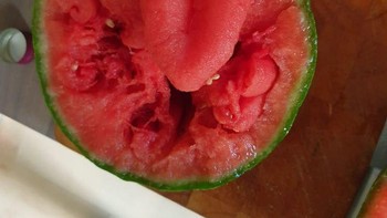 Semangka ini meledak ketika mencoba memotongnya dan akhirnya berakhir dengan betul lidah yang terlihat sempurna ini Foto: Boredpanda