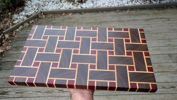 Sebuah papan talenan dengan motif yang rapih. Foto: Boredpanda