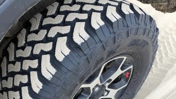 Pasir-pasir pantai yang menempel di pola ban. Foto: Boredpanda