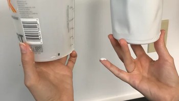 Bentuk cat (kanan) yang kering keluar dari wadahnya Foto: Boredpanda