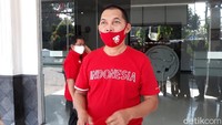 Teguh yang rencananya akan dipasangkan dengan Gibran berangkat ke DPD PDIP Jawa Tengah dengan mengenakan kaus merah bertuliskan INDONESIA.