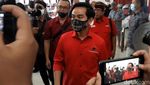 Berbaju Merah, Gibran Berangkat Jemput Tiket Pilkada Solo