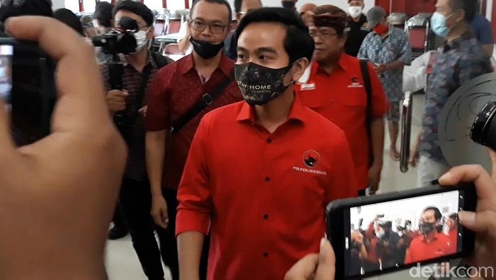 Gibran Rakabuming Raka mantap untuk mengikuti Pilkada Solo. Dengan memakai baju warna merah, Gibran menjemput tiket dari PDIP untuk maju bertarung di Pilkada Solo.