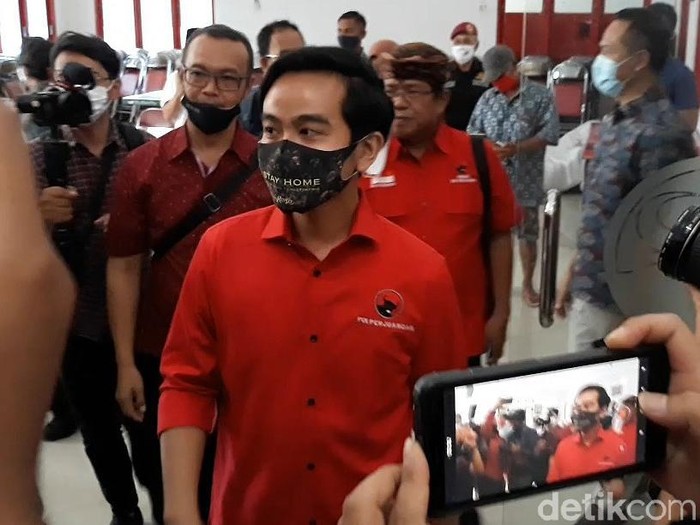 Gibran Rakabuming Raka mantap untuk mengikuti Pilkada Solo. Dengan memakai baju warna merah, Gibran menjemput tiket dari PDIP untuk maju bertarung di Pilkada Solo.