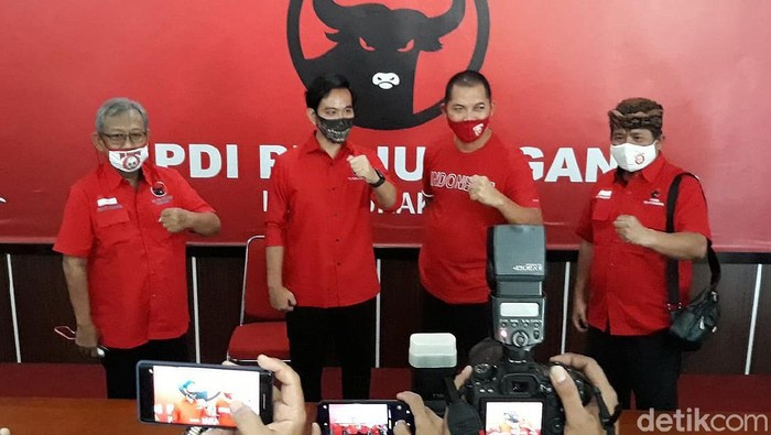 Gibran Rakabuming Raka mantap untuk mengikuti Pilkada Solo. Dengan memakai baju warna merah, Gibran menjemput tiket dari PDIP untuk maju bertarung di Pilkada Solo.