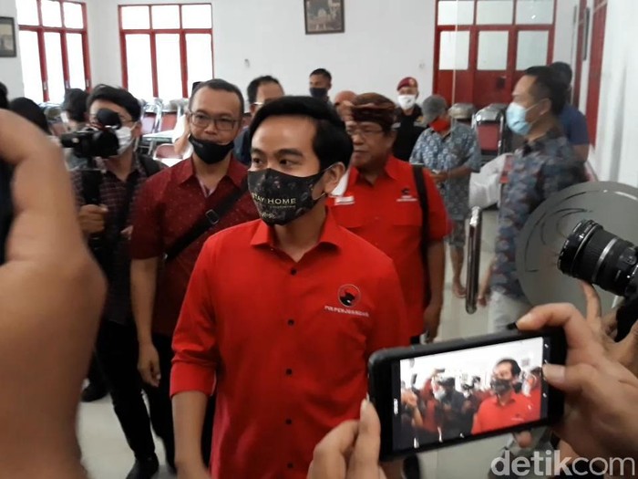 Gibran Rakabuming Raka saat akan berangkat ke kantor PDIP Jateng, Jumat (17/7/2020). (Bayu Ardi Isnanto/detikcom)