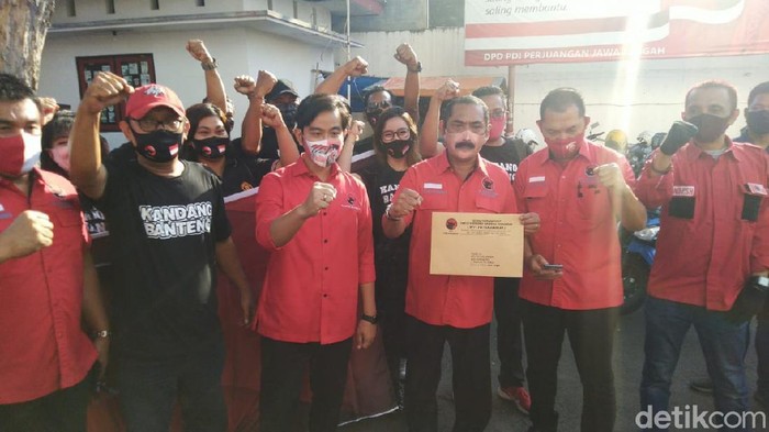 Gibran Rakabuming usai menerima rekomendasi Pilkada Solo di Kantor DPD PDIP Jateng
