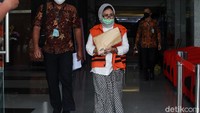 Encek dan Ismunandar diketahui sebagai penerima suap dalam kasus ini. Selain keduanya, Kepala Bapenda Musyaffa, Kepala BPKAD Suriansyah, dan Kepala Dinas PU Aswandini juga ditetapkan sebagai tersangka penerima suap.
