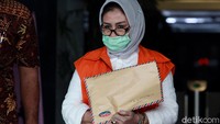 Ketua DPRD Kutai Timur, Encek Unguria, mengenakan rompi oranye dengan tangan diborgol usai diperiksa penyidik di gedung KPK, Jakarta, Jumat (17/7/2020).