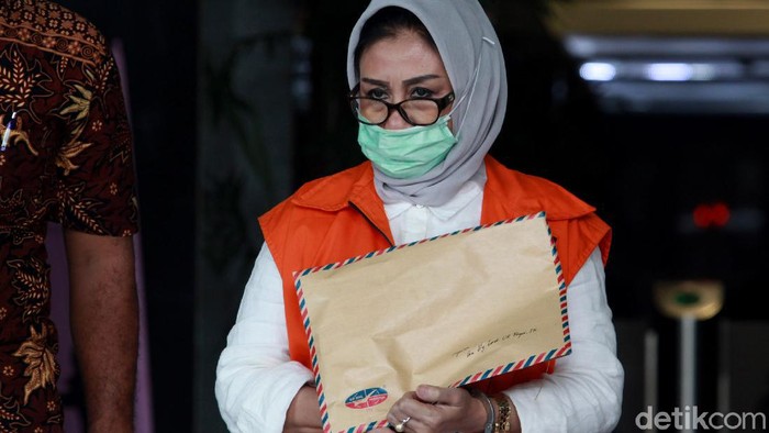 Giliran Ketua DPRD Kutai Timur Jalani Pemeriksaan di KPK Ketua DPRD Kutai Timur, Encek Unguria, diperiksa KPK. Ia diperiksa terkait kasus korupsi yang menjerat dirinya dan suaminya Bupati Kutai Timur Ismunandar.