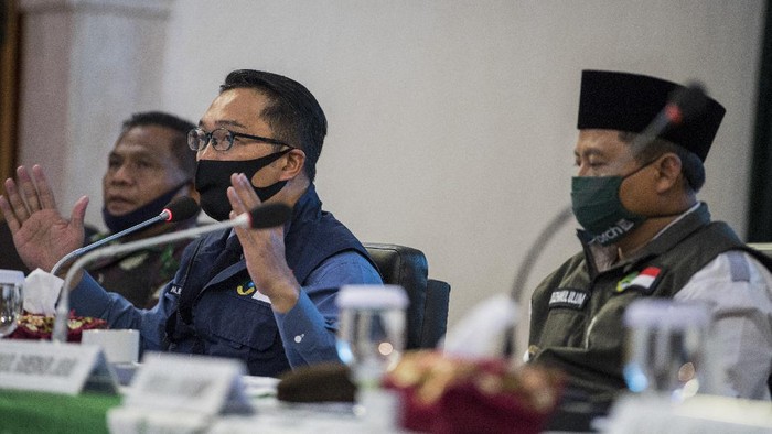 Gubernur Jawa Barat Ridwan Kamil Gubernur Jawa Barat Ridwan Kamil (tengah) didampingi Wakil Gubernur Uu Ruzhanul Ulum (kanan) dan Pangdam III Siliwangi Mayjen TNI Nugroho Budi (kiri) menyampaikan arahan saat rapat Gugus Tugas Percepatan Penanggulangan COVID-19 di Makodam III Siliwangi, Bandung, Jawa Barat, Senin (22/6/2020). Rapat tersebut membahas evaluasi dan perkembangan penanganan dalam memutus rantai penularan COVID-19 di Jawa Barat. ANTARA FOTO/M Agung Rajasa/wsj.