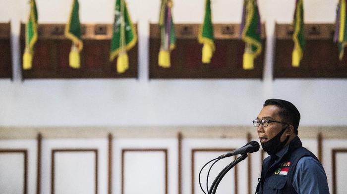 Gubernur Jawa Barat Ridwan Kamil (tengah) didampingi Wakil Gubernur Uu Ruzhanul Ulum (kanan) dan Pangdam III Siliwangi Mayjen TNI Nugroho Budi (kiri) menyampaikan arahan saat rapat Gugus Tugas Percepatan Penanggulangan COVID-19 di Makodam III Siliwangi, Bandung, Jawa Barat, Senin (22/6/2020). Rapat tersebut membahas evaluasi dan perkembangan penanganan dalam memutus rantai penularan COVID-19 di Jawa Barat. ANTARA FOTO/M Agung Rajasa/wsj.