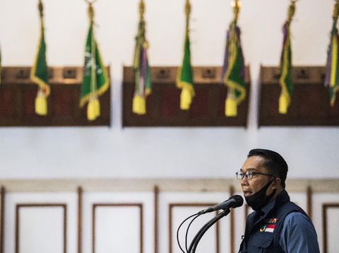Gubernur Jawa Barat Ridwan Kamil (tengah) didampingi Wakil Gubernur Uu Ruzhanul Ulum (kanan) dan Pangdam III Siliwangi Mayjen TNI Nugroho Budi (kiri) menyampaikan arahan saat rapat Gugus Tugas Percepatan Penanggulangan COVID-19 di Makodam III Siliwangi, Bandung, Jawa Barat, Senin (22/6/2020). Rapat tersebut membahas evaluasi dan perkembangan penanganan dalam memutus rantai penularan COVID-19 di Jawa Barat. ANTARA FOTO/M Agung Rajasa/wsj.
