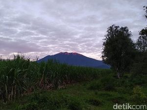 Asap Gunung Raung Pasca Erupsi Berpotensi Ganggu Penerbangan