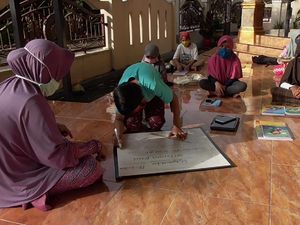 Fasilitas Belajar Online Terbatas, Guru di Polman Datangi Murid untuk Mengajar