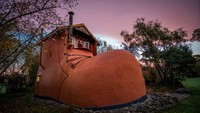 Sebuah hotel di Selandia Baru menyita perhatian traveler lantaran bentuknya yang tak biasa. Bangunan hotel satu ini berbentuk seperti sebuah sepatu boots! (dok. Istimewa)