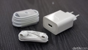 Aksesori yang diberikan Huawei dalam paket penjualan terbilang lengkap. Foto: Adi Fida Rahman/detikINET
