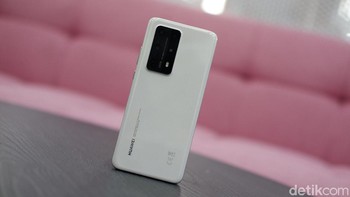 Dibekali baterai 4.200 mAh dengan dukungan fast charging 40W dan wireless charging 27 W Foto: Adi Fida Rahman/detikINET