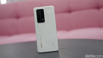 Huawei P40 Pro Plus memancarkan aura kemewahan berkat bodi bermaterialkan keramik. Foto: Adi Fida Rahman/detikINET