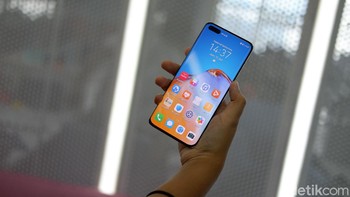 P40 Pro+ mengusung OLED 6,58 inch. Foto: Adi Fida Rahman/detikINET