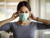 Warga Lampung Ramai-ramai Beli Masker Imbas Hujan Abu Vulkanik