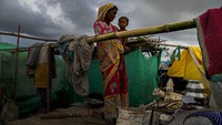Musim hujan lebat memang sudah menjadi kejadian tahunan di Assam. Namun di tengah pandemi Corona yang terus meningkat, penderitaan warga India terasa lebih berat. AP/Anupam Nath  