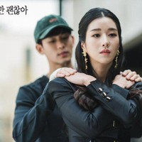 Ini merupakan salah satu momen awal kedekatan Moon Kang Tae (pemain Kim Soo Hyun) dengan Go Moon Young (pemain Seo Ye Ji). Pada episode empat Its Okay To Not Be Okay, Moon Kang Tae mengajari Go Moon Young metode butterfly hug untuk menenangkan diri saat terlalu marah atau emosi. Foto: Instagram
