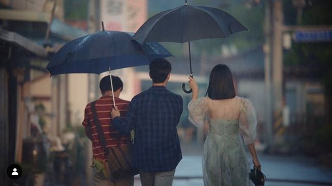 Episode delapan Its Okay To Not Be Okay yang tayang dan bisa didownload di Netflix semakin menunjukkan kedekatan Kim Soo Hyun yang berperan sebagai Moon Kang Tae dan Seo Ye Ji sebagai Go Moon Young. Adegan manis ini salah satunya di mana Go Moon Young memayungi Moon Kang Tae, sementara Moon Kang Tae sibuk memayungi kakaknya Moon Sang Tae yang menderita autis. Foto: Dok. tvN