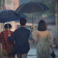 Episode delapan Its Okay To Not Be Okay yang tayang dan bisa didownload di Netflix semakin menunjukkan kedekatan Kim Soo Hyun yang berperan sebagai Moon Kang Tae dan Seo Ye Ji sebagai Go Moon Young. Adegan manis ini salah satunya di mana Go Moon Young memayungi Moon Kang Tae, sementara Moon Kang Tae sibuk memayungi kakaknya Moon Sang Tae yang menderita autis. Foto: Dok. tvN