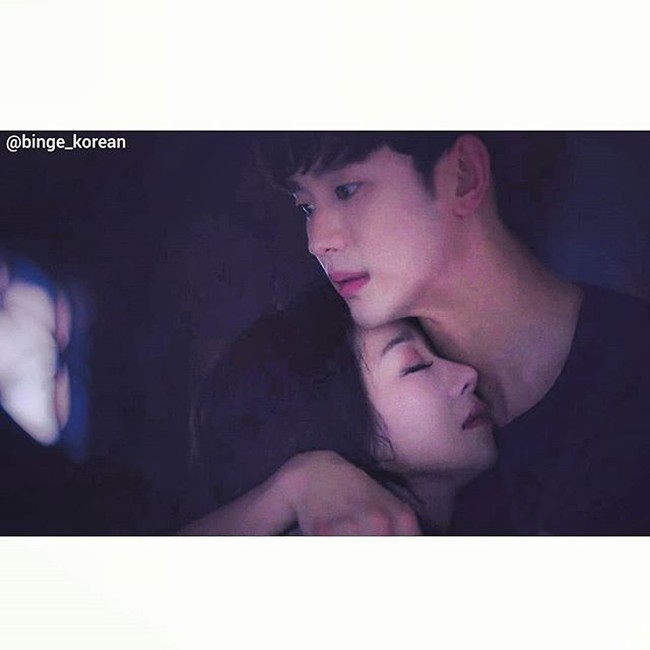 Moon Kang Tae yang awalnya bersikap dingin pada Go Moon Young mulai berubah manis seiring semakin seringnya bertemu dengan penulis buku anak itu. Pada episode enam Its Okay To Not Be Okay juga diperlihatkan momen Kim Soo Hyun memeluk erat Seo Ye Ji yang mengalami mimpi buruk dalam tidurnya. Foto: Instagram