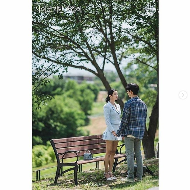 Dan inilah adegan penutup di episode delapan Its Okay To Not Be Okay. Moon Kang Tae akhirnya mau menggandeng tangan Go Moon Young. Dan dia mau diajak Go Moon Young bermain-main. Bagaimana kelanjutan kisah cinta mereka? Dalam teaser atau preview episode sembilan Its Okay To Not Be Okay terlihat Kim Soo Hyun dan Seo Ye Ji bermain-main di pantai. Foto: Dok. tvN