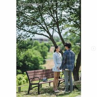 Dan inilah adegan penutup di episode delapan Its Okay To Not Be Okay. Moon Kang Tae akhirnya mau menggandeng tangan Go Moon Young. Dan dia mau diajak Go Moon Young bermain-main. Bagaimana kelanjutan kisah cinta mereka? Dalam teaser atau preview episode sembilan Its Okay To Not Be Okay terlihat Kim Soo Hyun dan Seo Ye Ji bermain-main di pantai. Foto: Dok. tvN