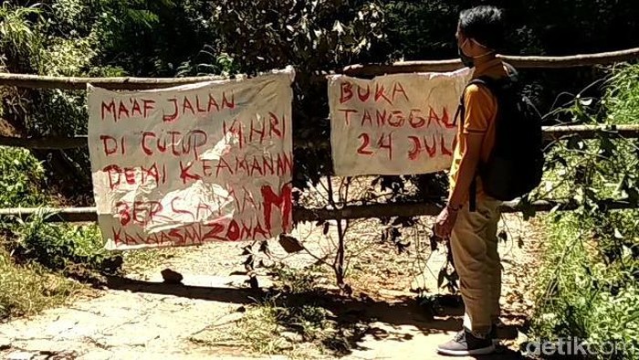 Jalan Dukuh Cemoro Sewu di lereng Merbabu, Boyolali ditutup usai satu warga positif COVID-19, Jumat (17/7/2020).