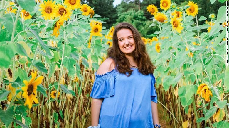 Jeanne Tewas saat Skydiving