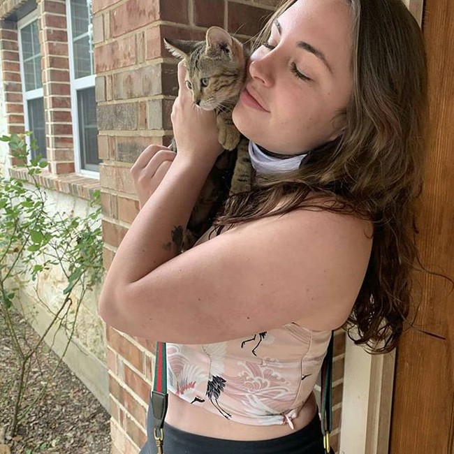 Dalam situs itu Jenna bertingkah seperti seekor anjing. Seperti dikutip dari Daily Star, kabarnya Jenna memang senang bertingkah seperti anjing, berguling-guling di lantai, menangkap bola, dan dielus kepalahnya seperti seekor anjing. Foto: Instagram @puppygirljennaofficial