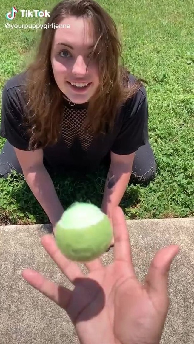 Awalnya Jenna mendapatkan ide untuk berakting seperti seekor anjing dari dua orang pria yang ditemuinya di Chicago. Pria tersebut mengajaknya untuk melakukan adegan permainan hewan peliharaan. Semenjak itu Jenna memutuskan untuk lebih banyak belajar bagaimana cara bertingkah seperti seekor anjing. Foto: TikTok @yourpuppygirljenna