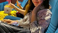 Bersama sang kakak, Jessica siap nonton  film di bioskop. Nampak Jess No Limit sudah siap dengan perbekalan popcorn. Foto: Instagram jessicajane99