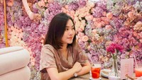 Layaknya millennial lain, wanita kelahiran 20 Agustus 1999 ini pilih berpose di kafe penuh bunga cantik. Foto: Instagram jessicajane99