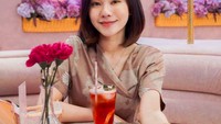 “Smile! It’s free therapy 😋☺️✨❤️,” tulis Jessica di keterangan foto. Ia menyambangi kafe cantik yang penuh dekorasi bunga. Foto: Instagram jessicajane99