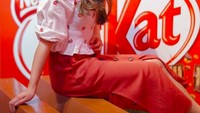 Kalau ini momen Jessica foto di atas KitKat jumbo! Senyum manisnya kelihatan bahagia banget ya? Foto: Instagram jessicajane99