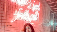 Begini gaya Jessica saat mampir ke sebuah kafe kekinian. Ia tak lewatkan pose di kafe dengan lampu neon Instagramable. Selain jadi YouTuber dan selebgram, Jessica juga gamer seperti sang kayak. Foto: Instagram jessicajane99