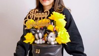 Begini senyum bahagia Jessica saat mendapat kejutan ulang tahun ke-20. Ia diberi kue tema anjing dan bunga mawar kuning. Foto: Instagram jessicajane99