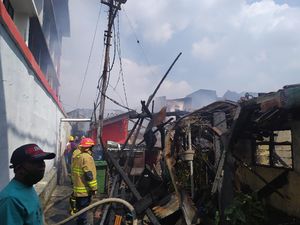 Petugas Damkar Masih Berjibaku Padamkan Kebakaran di Paseban Jakpus