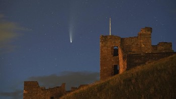 Untuk mengetahui secara detail waktu dan lokasi-lokasi di atas ketika mengamati Neowise melintas di Indonesia, bisa kunjungi ke situs Lapan ini. Owen Humphreys/PA via AP